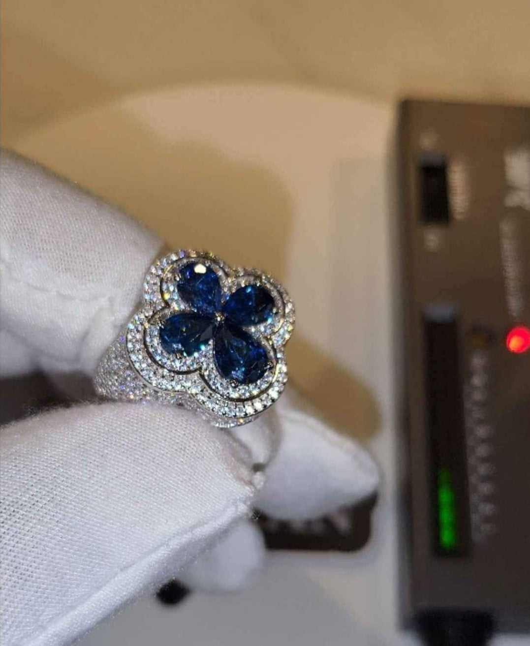 VVS Sapphire Clover Ring